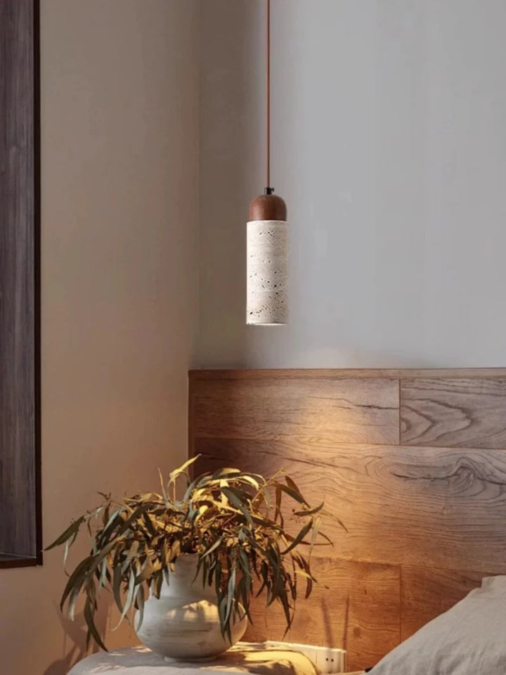 Hængelampe i moderne soveværelse, træpanel baggrund, keramikskærm, minimalistisk indretning, potteplante ved siden af seng, skandinavisk design.