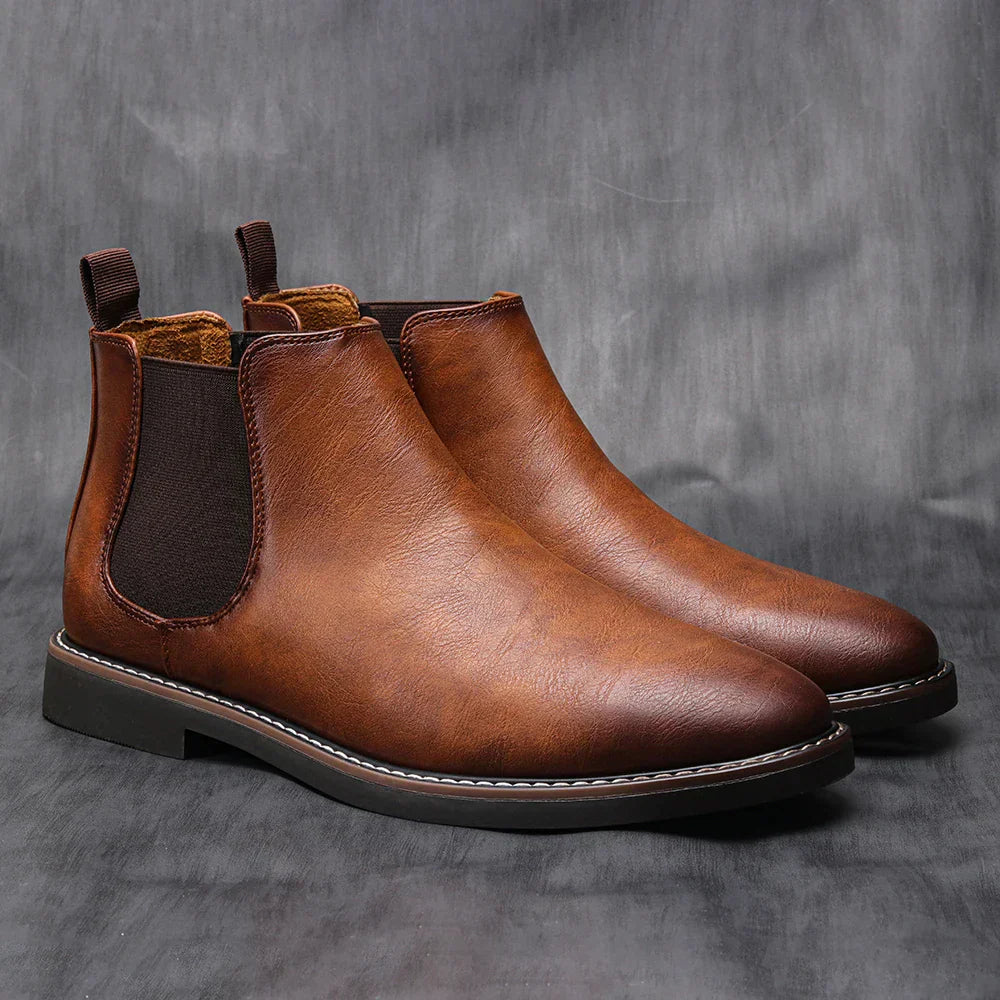 Brune læder Chelsea boots til mænd med elastiske sider, klassisk design, komfortabel pasform. Perfekte herrestøvler til stilfuldt hverdagsbrug.