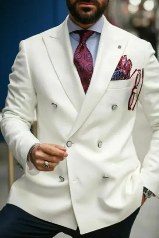 Herre i hvid dobbeltradet jakkesæt med rød slips og lommetørklæde, elegant mode, formelt herretøj, stilfuldt design, moderne herreaccessories.