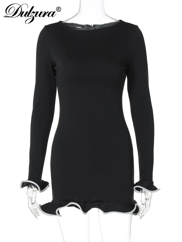 Sort langærmet bodycon kjole med flæsedetaljer, elegant design, perfekt til fest eller aftenbrug. Stilfuld og moderne mode til kvinder.