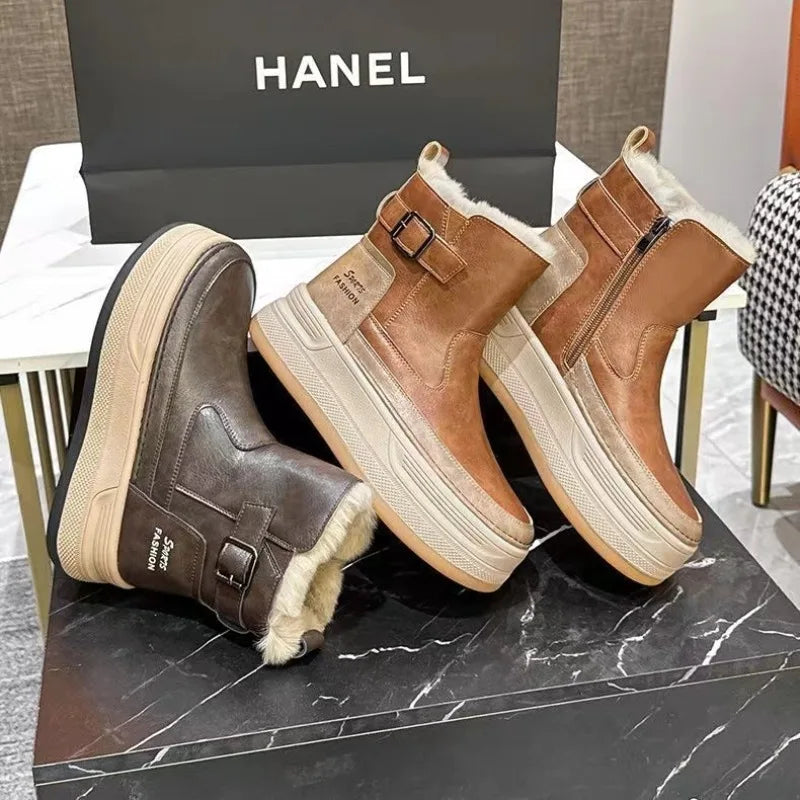 Brune vinterstøvler med pelsfor, lynlås og spænde på sort marmorbord, Hanel shoppingpose i baggrunden. Varmt fodtøj til vintermode.