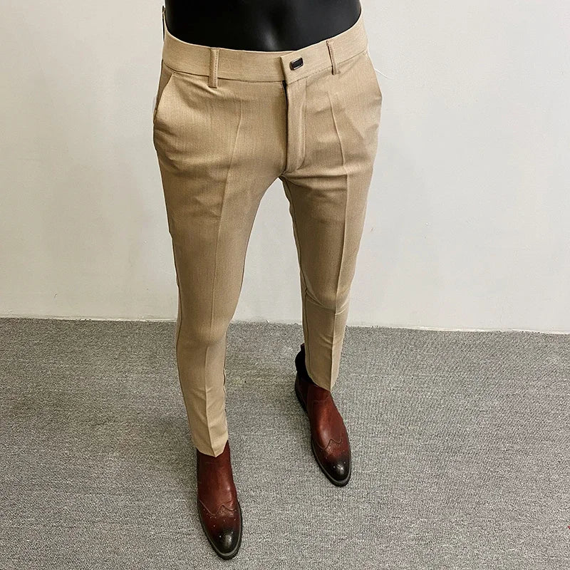 Beige herrebukser på mannequin med brune lædersko, elegant design, perfekt til formelle lejligheder. Moderne herremode, stilfuldt tøjvalg.