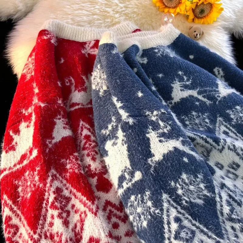 Røde og blå striktrøjer med rensdyrmønster på hvid baggrund, perfekt til vinter og jul. Bløde materialer, ideelle til hygge og varme.