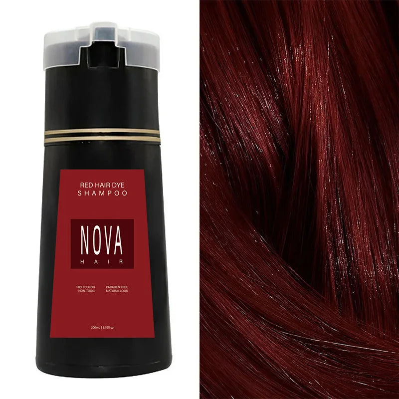 Sort flaske med Nova Hair rød hårfarve shampoo, 200 ml. Parabenfri, farvebeskyttende formel. Ved siden af ses skinnende rødt hår.