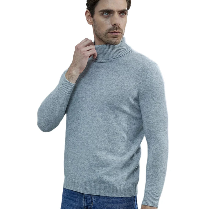 Grå rullekrave sweater til mænd, lavet af blødt materiale. Perfekt til vintermode. Kombineret med blå jeans for et stilfuldt, afslappet look.