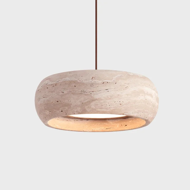 Moderne rund pendellampe i beige travertin, minimalistisk design, hænger fra brun ledning, ideel til stilfuld indretning og belysning.