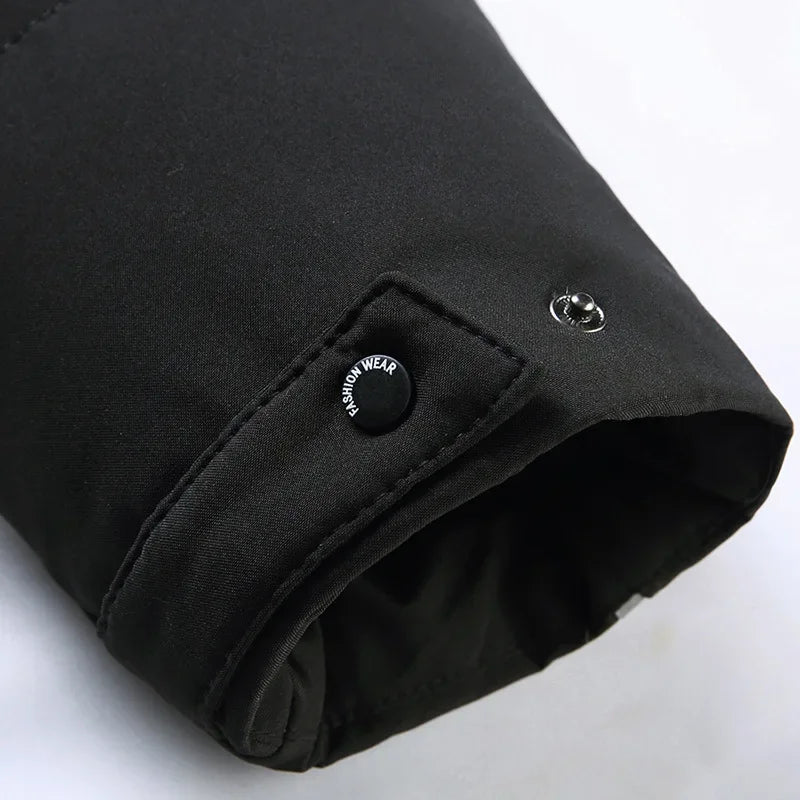 Sort vinterjakkeærme med knapdetalje, isoleret design, moderne herremode, varm og stilfuld, perfekt til koldt vejr.