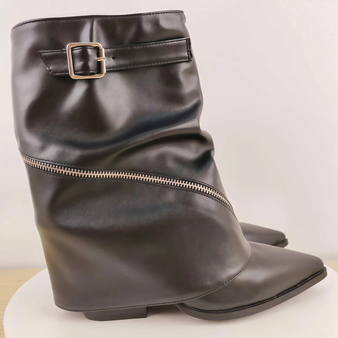 Sort læderstøvle med lynlås og spænde, moderne design. Perfekt til modebevidste kvinder. Høj kvalitet, stilfuldt fodtøj til efterår og vinter.