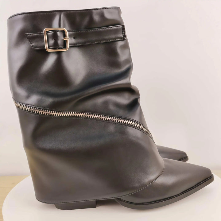 Sort læderstøvle med lynlås og spænde, moderne design. Perfekt til modebevidste kvinder. Høj kvalitet, stilfuldt fodtøj til efterår og vinter.