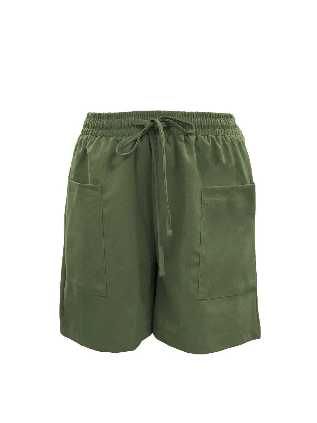 Grønne shorts med elastisk talje og snøre, store forlommer, afslappet pasform. Ideelle til sommermode og casual stil.