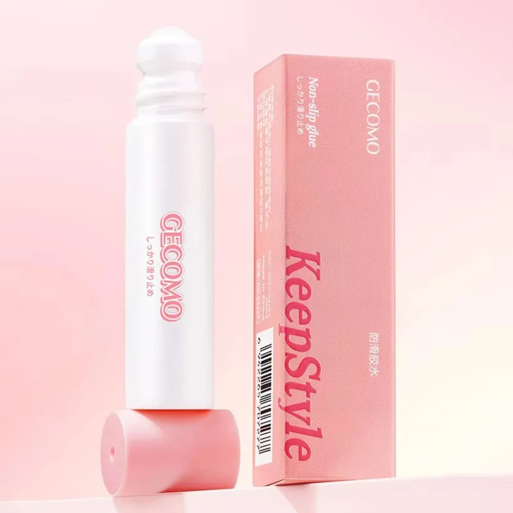 GECOMO læbestift i hvid og lyserød emballage på lyserød baggrund. Skønhedsprodukt, kosmetik, læbepleje, stilfuld design.