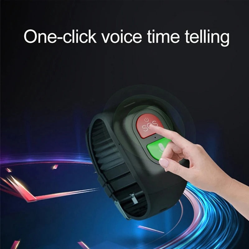 Smartwatch med stemmestyring og SOS-knap, sort rem, finger trykker på knap. Innovativt design, nem betjening, ideel til sikkerhed og bekvemmelighed.