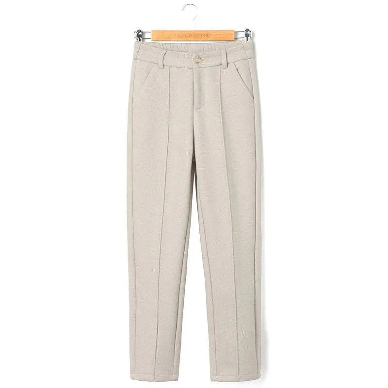 Beige bukser til kvinder, klassisk design med lommer og knaplukning, velegnet til formelle og afslappede lejligheder.