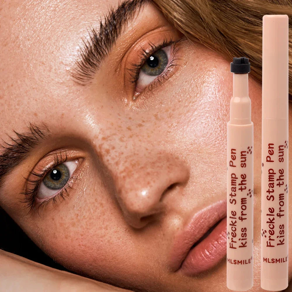 Kvinde med fregner og naturlig makeup, tæt på ansigtet. To fregnepenne fra Mlsmile vises i forgrunden. Skønhed, makeup, fregner, naturlig look.