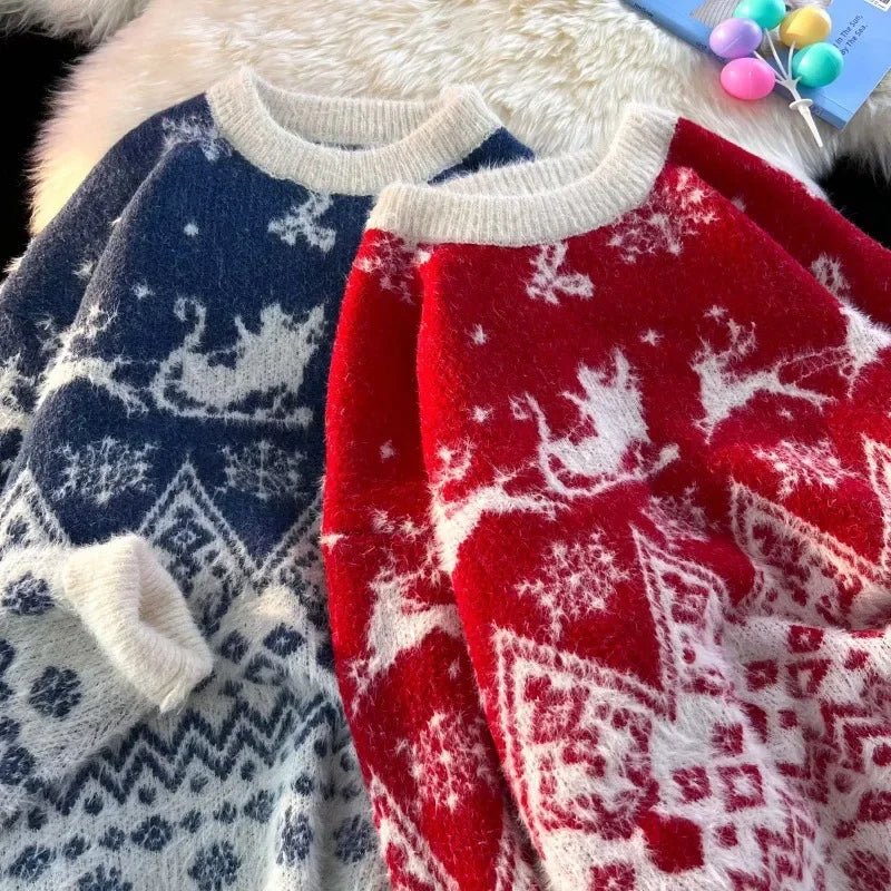 To uldne juletrøjer med rensdyrmønster i rød og blå på en hvid pelsbaggrund. Perfekt til vintermode og julefest.