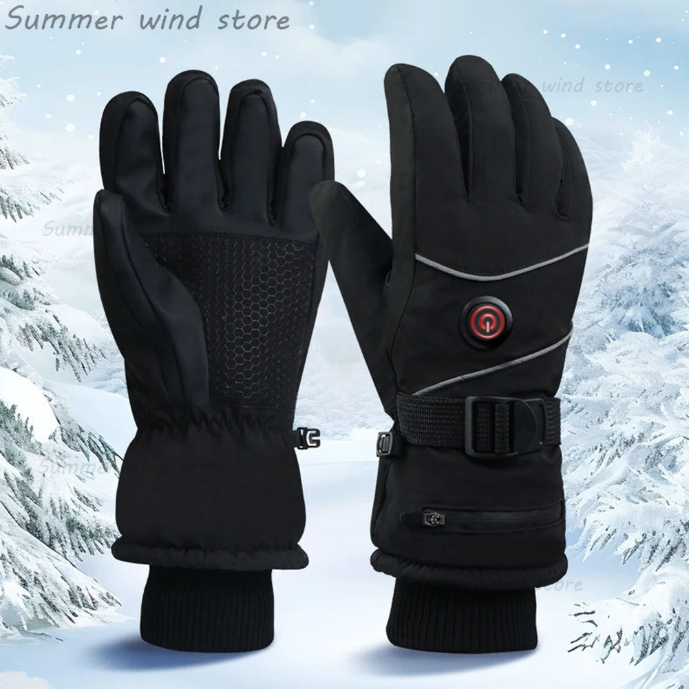 Sorte vinterhandsker med opvarmningsfunktion, justerbar rem og snebaggrund. Ideelle til udendørsaktiviteter i koldt vejr.