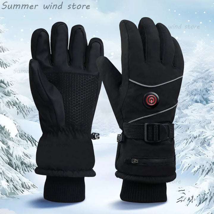 Sorte vinterhandsker med opvarmningsfunktion, justerbar rem og snebaggrund. Ideelle til udendørsaktiviteter i koldt vejr.