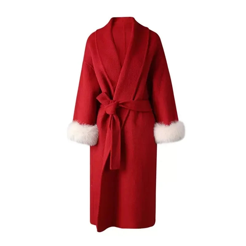 Rød uldfrakke med hvid pelskant, bælte i taljen, elegant design, vintermode, varm og stilfuld overtøj til kvinder.