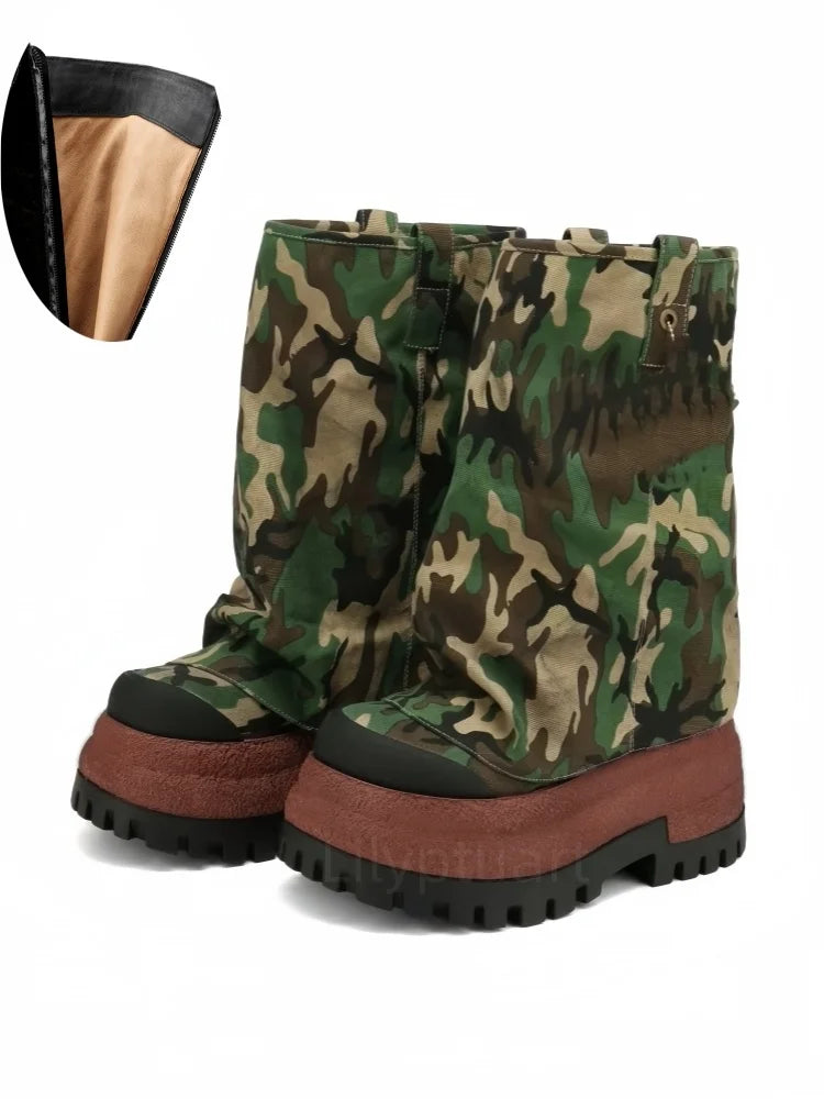 Camouflage vinterstøvler med tyk brun sål og sort tå, designet til udendørs brug. Isoleret for varme, ideel til jagt og vandreture i koldt vejr.