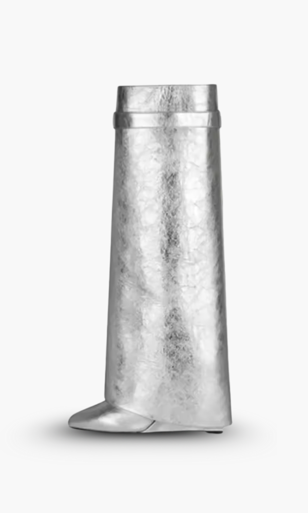 Sølvfarvet, moderne vase i rustfrit stål med minimalistisk design. Perfekt til stilfuld indretning og blomsterdekorationer.