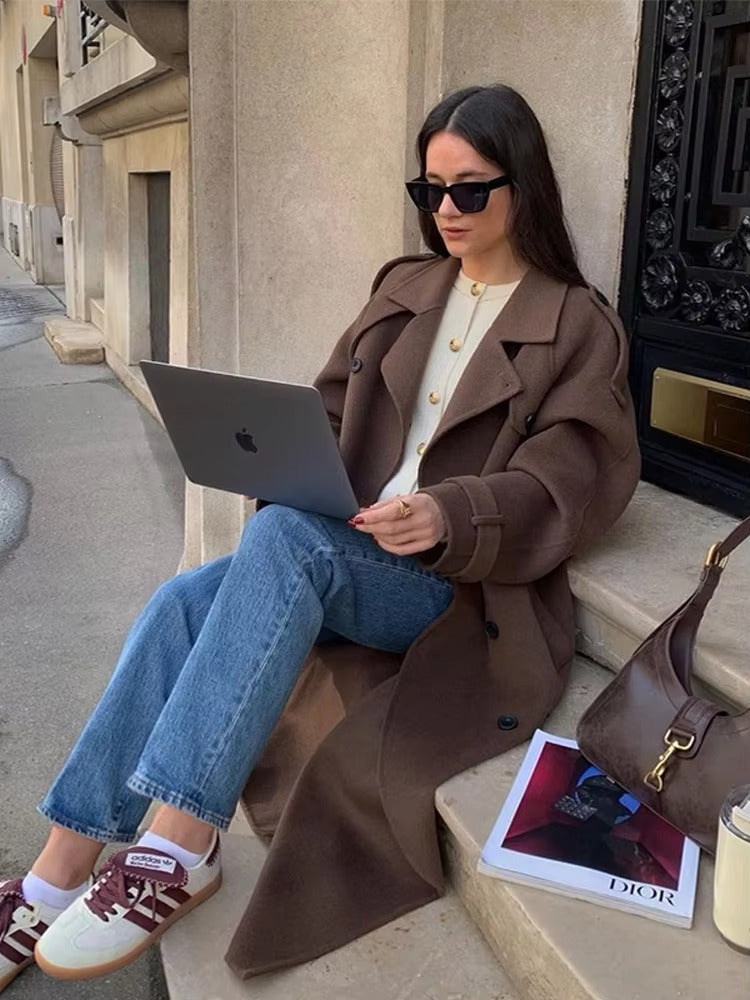 Lang trenchcoat i uldblanding til kvinder med klassisk vinterlook