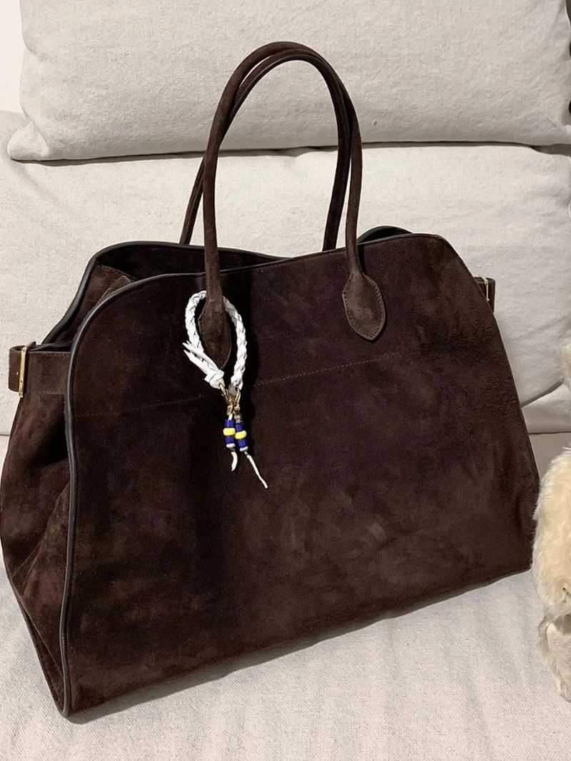 Bolsa feminina elegante em couro vegetal com um design espaçoso