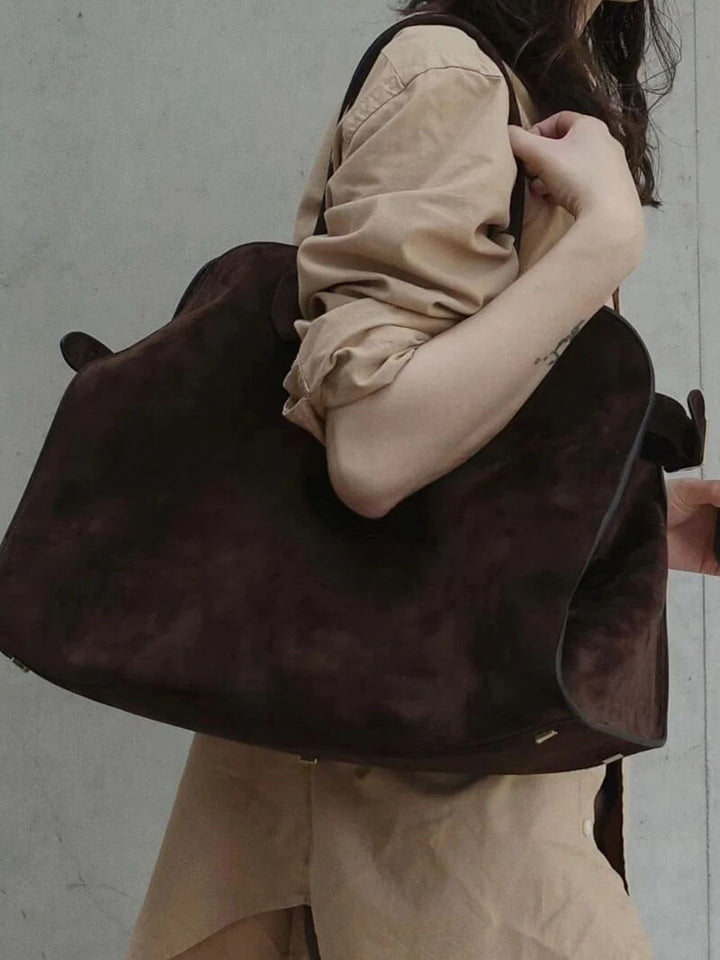 Bolsa feminina elegante em couro vegetal com um design espaçoso