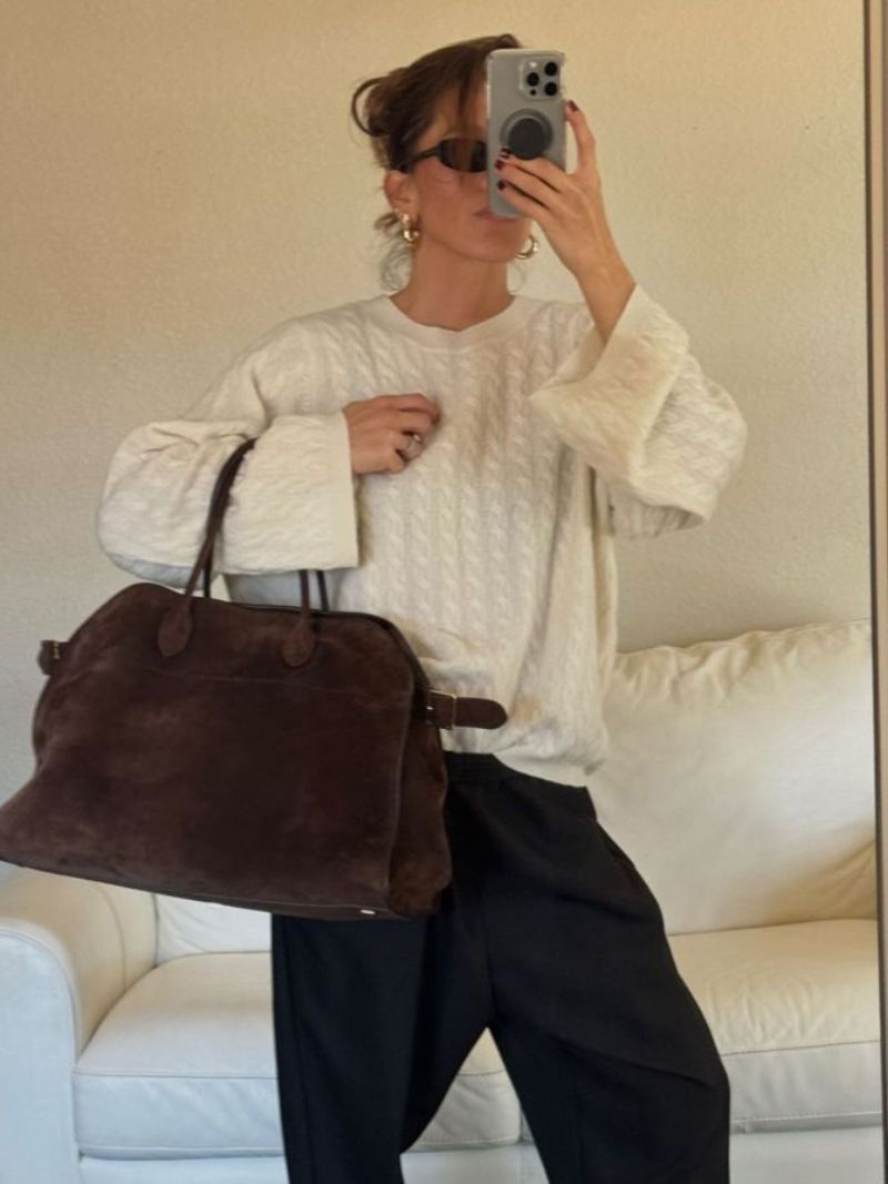 Bolsa feminina elegante em couro vegetal com um design espaçoso