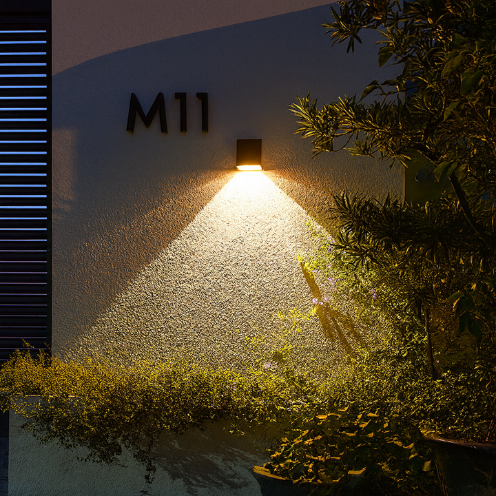 Black IP65 outdoor solar wall lamp