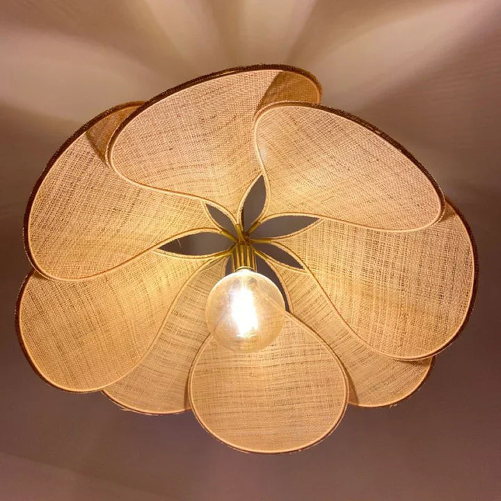 FloraLume-riippuvalaisin - kukkamainen eleganssi ja lämmin valaistus