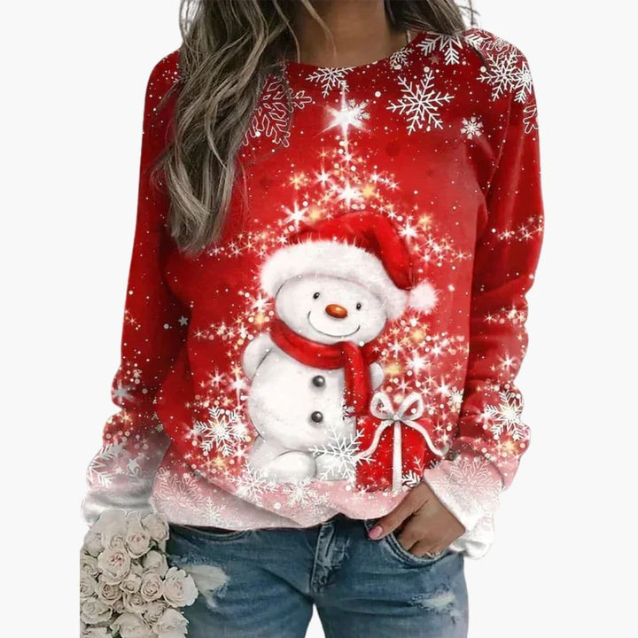 Kvinde iført rød juletrøje med snemand og snefnug, holder en buket hvide roser. Perfekt til julefest, vintermode, hyggelig stil.