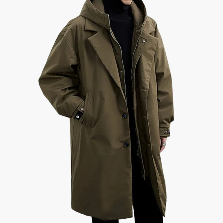 Brun trenchcoat til mænd med hætte og knaplukning, stilfuldt design, velegnet til efterår og vinter. Komfortabel og moderne overtøj.