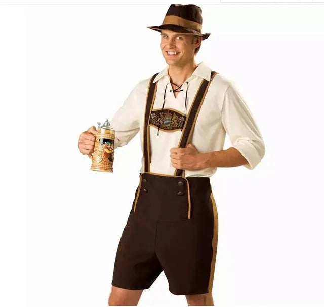 Ung mand i traditionel tysk lederhosen med hat, holder en ølkrus. Oktoberfest kostume, bayersk stil, festlig påklædning.
