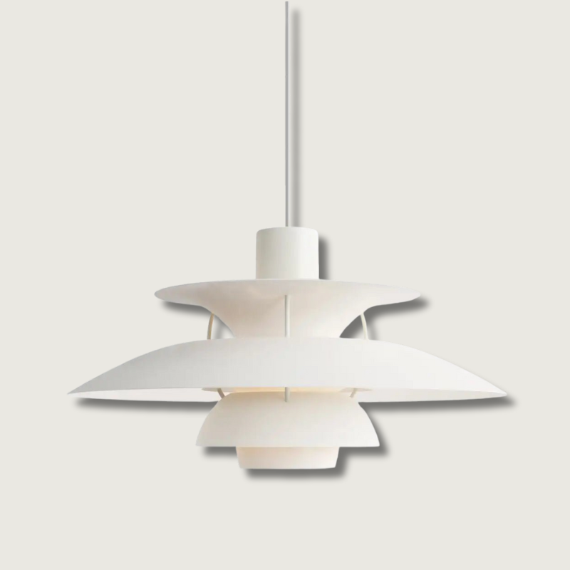 Hvid PH5 pendellampe i moderne design, ikonisk dansk belysning, velegnet til stue og køkken, skaber blødt og behageligt lys.