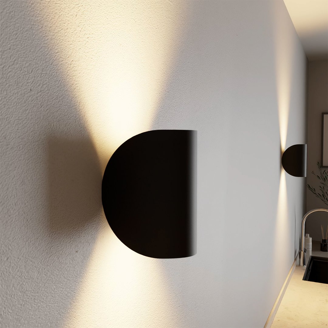 Justerbar LED-væglampe med halvmåne | moderne design til indendørs og udendørs brug