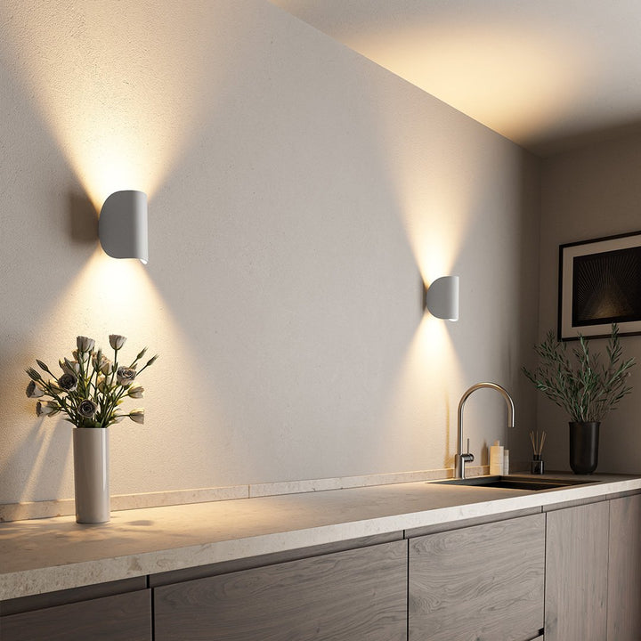 Justerbar LED-væglampe med halvmåne | moderne design til indendørs og udendørs brug