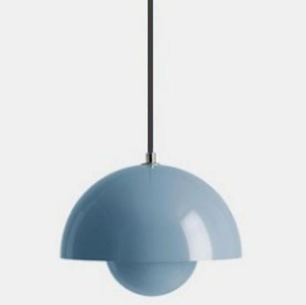 Blå Verner Panton Flowerpot pendellampe med sort ledning, moderne dansk design, retro stil, ideel til stue eller køkkenbelysning.