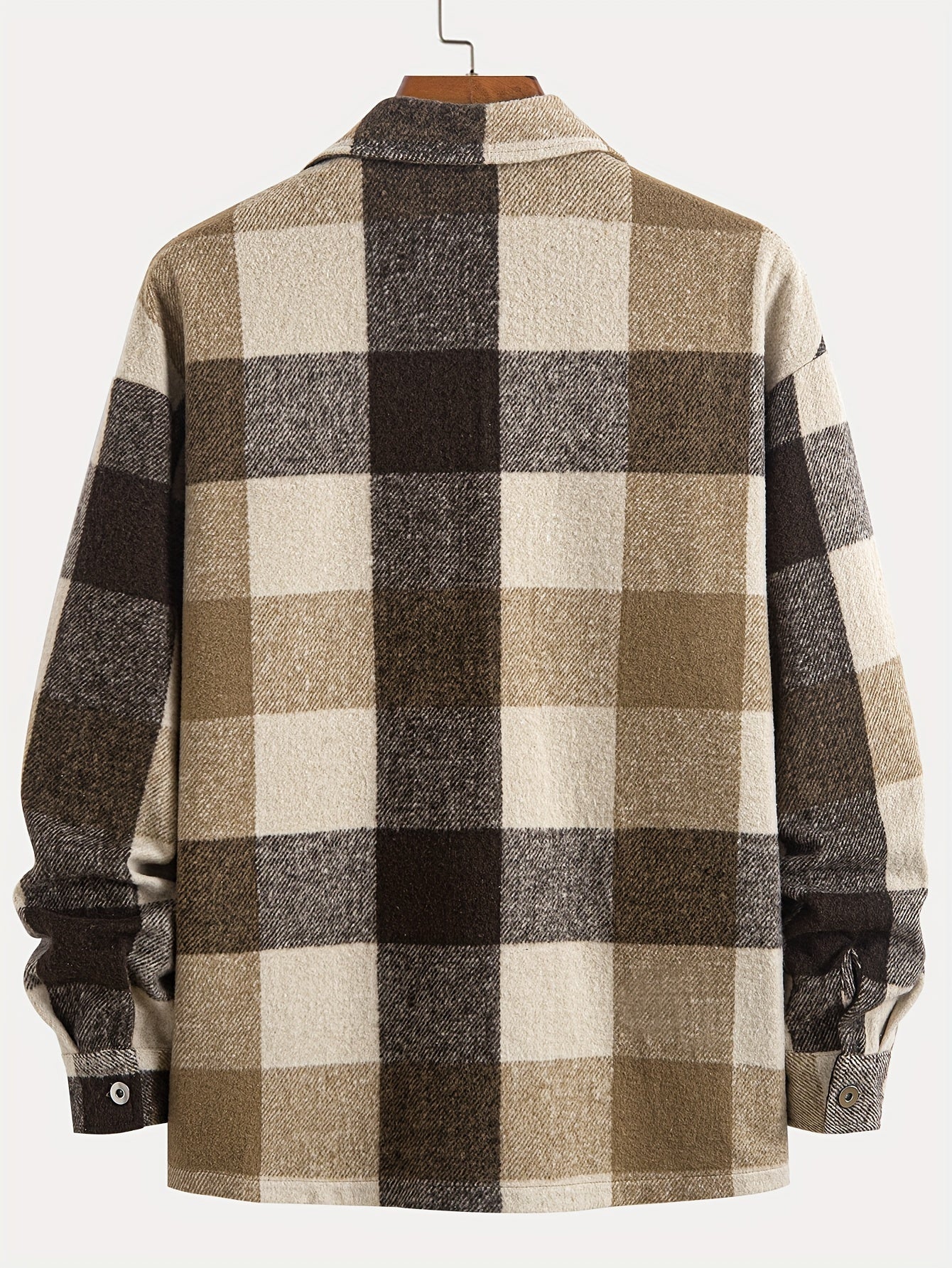 Brun og beige ternet flanneljakke på bøjle, langærmet med knapper. Perfekt til efterårsmode og casual stil. Unisex design.