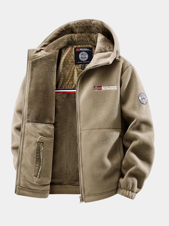 Beige fleecejakke med hætte, lynlås og lommer. Napapijri logo og norsk flag patch. Varm og stilfuld jakke til udendørs brug.