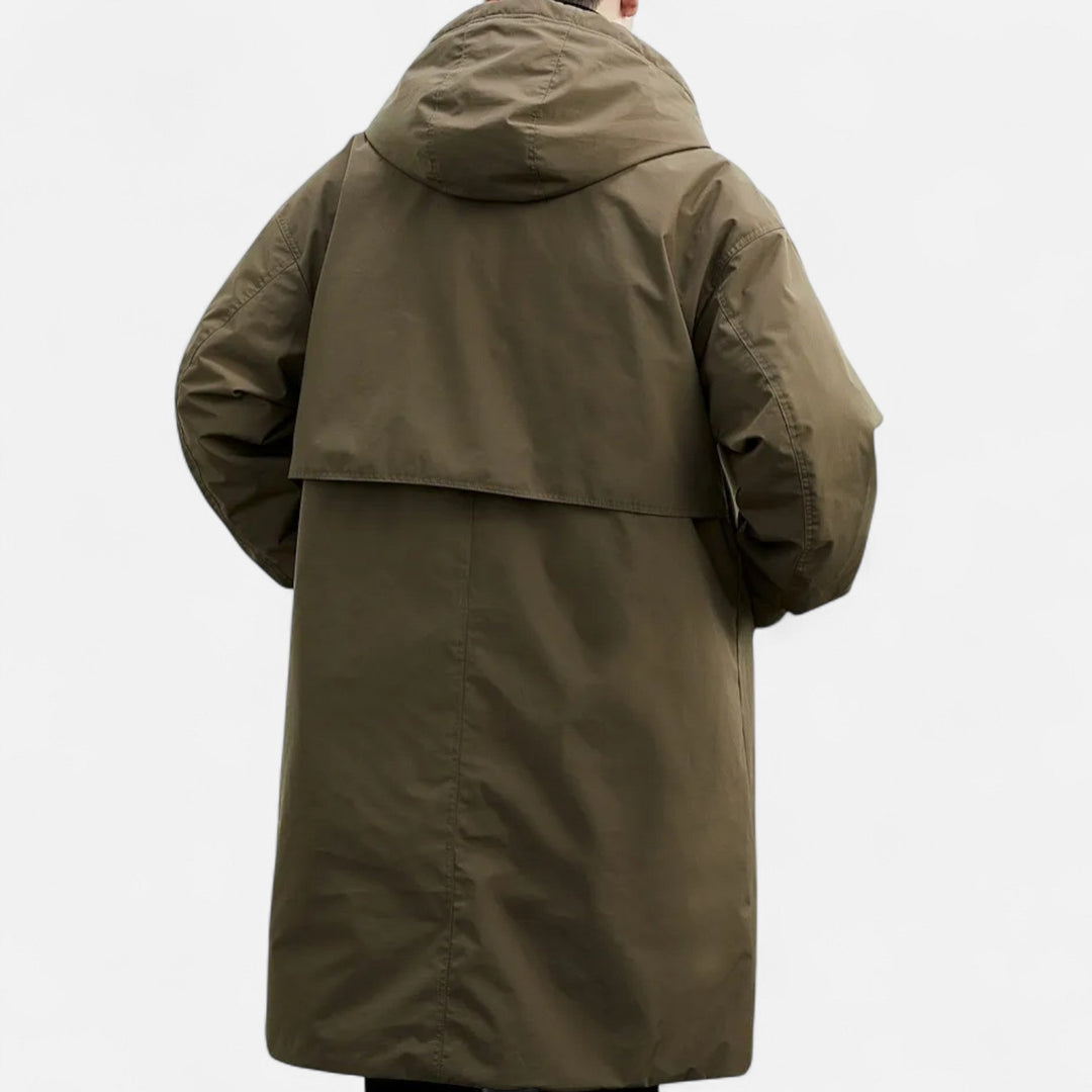 Brun herreparka med hætte set bagfra, vandtæt og vindtæt design, ideel til vinterbrug. Stilfuld og funktionel overtøj til mænd.