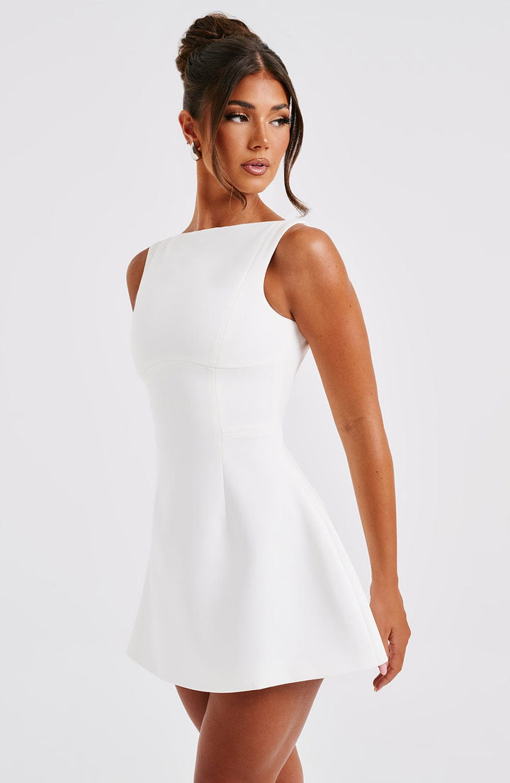 Mini sukienka Isalya Halter | Czysta biała i ponadczasowa elegancja