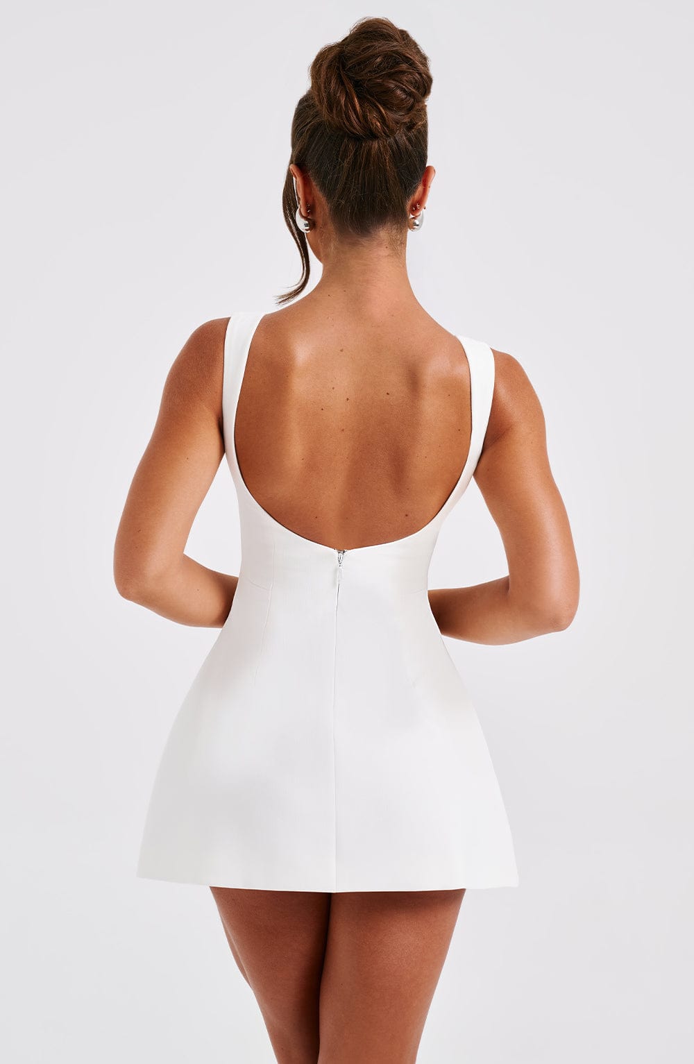 Mini sukienka Isalya Halter | Czysta biała i ponadczasowa elegancja