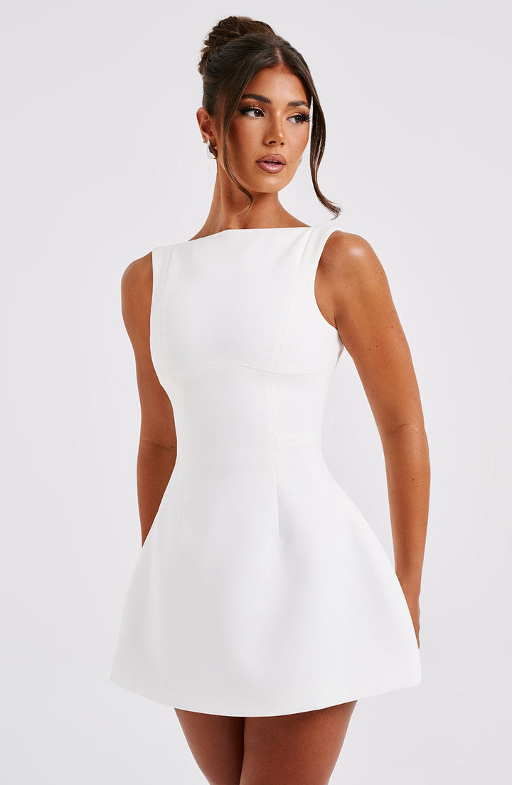 Mini sukienka Isalya Halter | Czysta biała i ponadczasowa elegancja