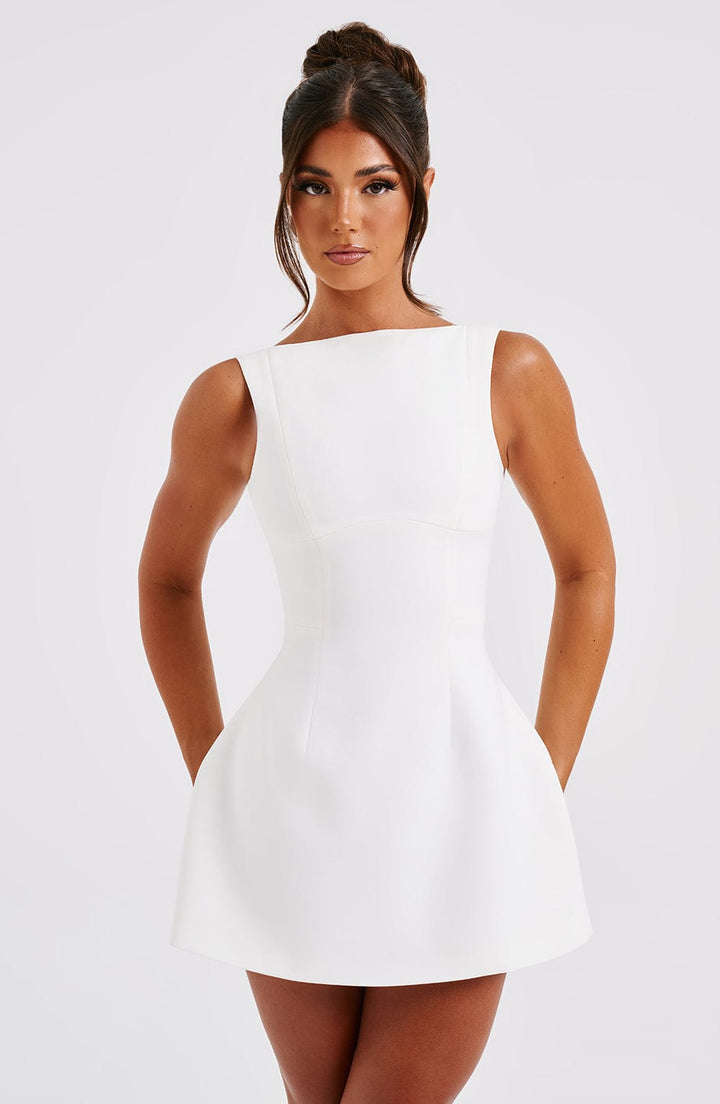 Mini sukienka Isalya Halter | Czysta biała i ponadczasowa elegancja