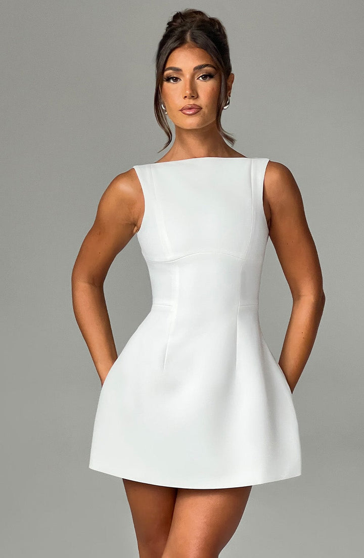 Mini sukienka Isalya Halter | Czysta biała i ponadczasowa elegancja