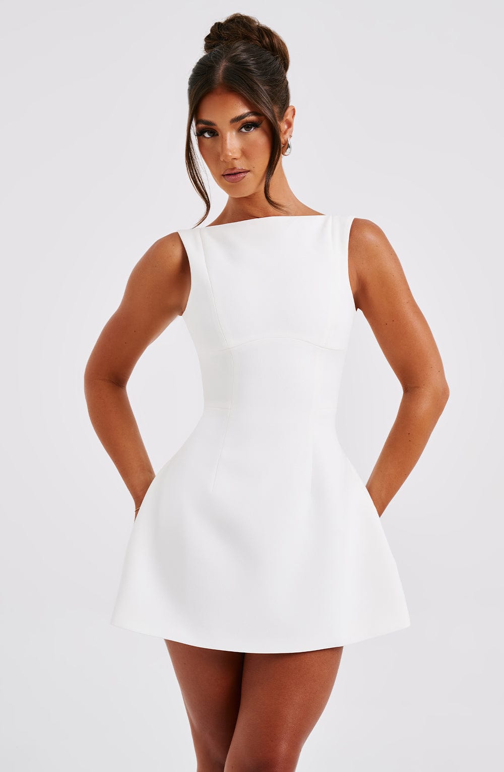 Mini sukienka Isalya Halter | Czysta biała i ponadczasowa elegancja