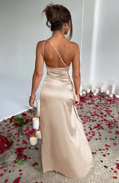 Robe longue asymétrique en satin pour femmes avec fente haute et tombé élégant