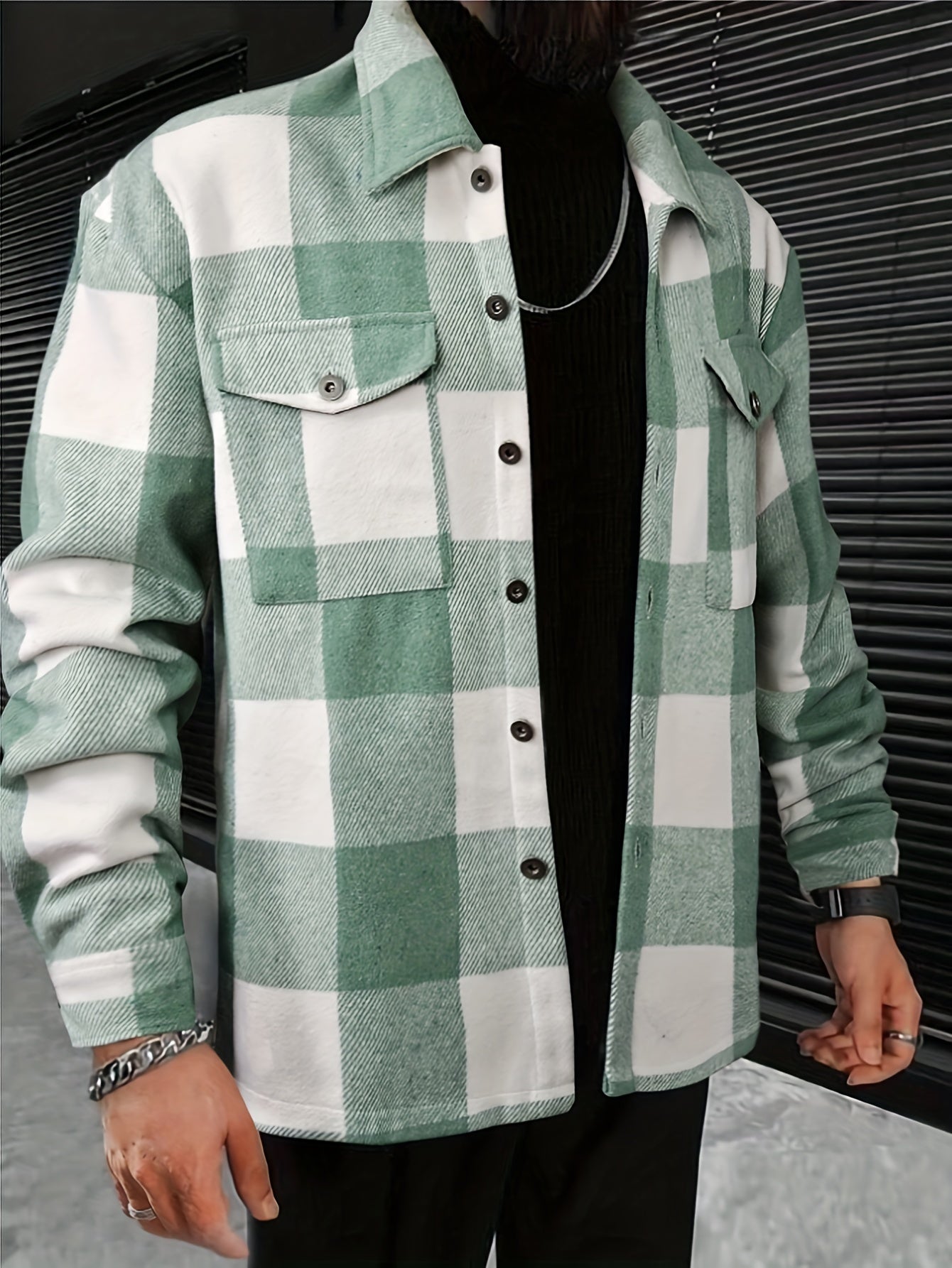 Grønternet skjorte til mænd, moderne design med knapper og brystlommer, bæres over sort trøje. Perfekt til stilfuldt, afslappet herremode.