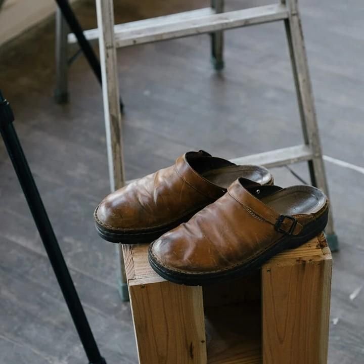 Comfortable leather clogs | Unisex slip-on shoes for everyday use