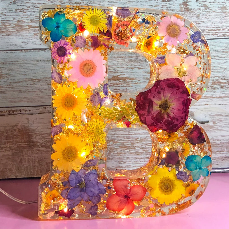 Lâmpada de harpa com flores secas e letra personalizada | Luz noturna LED decorativa